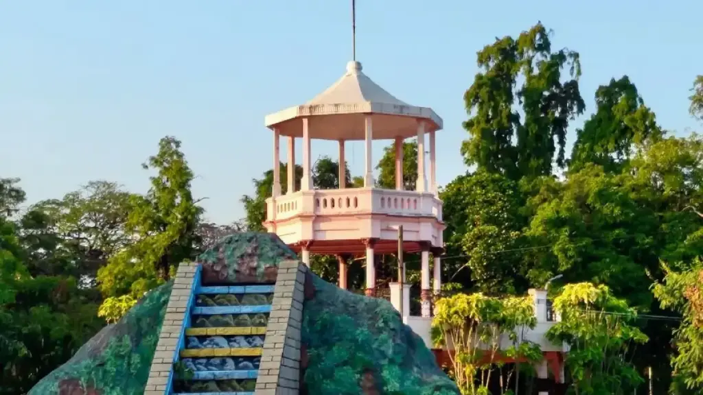 VOC Park Coimbatore entrance gazebo near Gandhipuram with scenic greenery